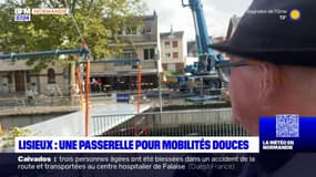 Lisieux: une passerelle installée au-dessus de la Touques pour faciliter l''accès au centre-ville