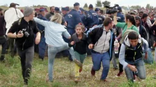 Capture vidéo du 9 septembre 2015, d'une opératrice de télévision hongroise donnant des coups de pied à des migrants qui venaient de franchir la frontière près de Roszke (Hongrie)