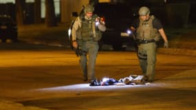 Des officiers de police peu après la fusillade à San Bernardino, en Californie