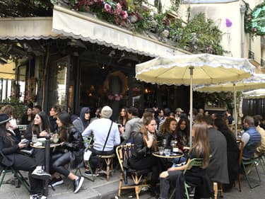 Des clients de restaurants sur des terrasses extérieures, à Paris, le 19 mai 2021.