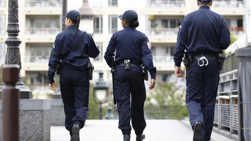 La ministre de la Justice Christiane Taubira reste favorable à la délivrance d'un récépissé par les policiers pour lutter contre les "contrôles au faciès", mais son collègue de l'Intérieur Manuel Valls a choisi le retour du port du matricule par les polic
