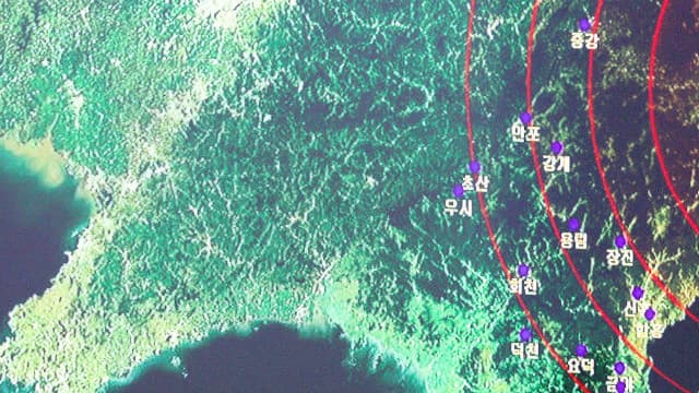 Un Sud-Coréen montre l'épicentre du séisme en Corée du Nord