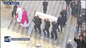 Le cercueil de Johnny Hallyday arrive à l’église de la Madeleine 