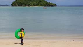 Un enfant joue sur une plage à Hagatna, capitale de l'île américaine Guam