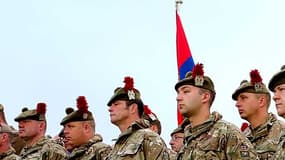 Des soldats écossais se recueillent le 1er juillet devant le cratère de Lochnagar, à Ovillers-la-Boisselle, dans la Somme.