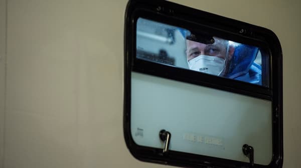 Un médecin à bord du TGV médicalisé entre Mulhouse et Poitiers, le 29 mars 2020