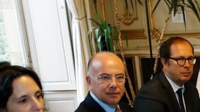 Le président de la Fondation pour l'islam de France Jean-Pierre Chevènement, le recteur de la Grande mosquée de Paris Dalil Boubakeur, le président du CFCM Anouar Kbibech, face au ministre de l'Intérieur Bernard Cazeneuve, le 29 août 2016.