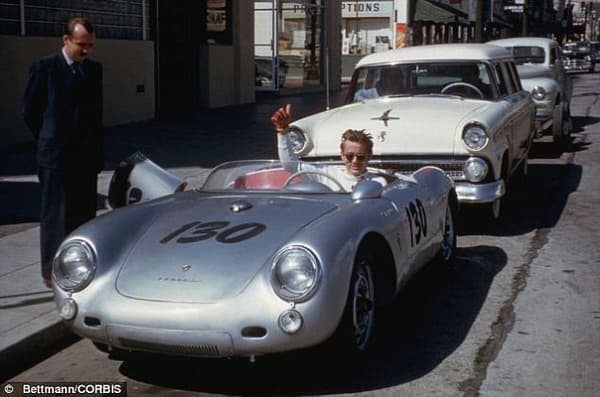 Paradoxalement, à l'époque de l'accident mortel, James Dean était interdit de courses par contrat avec ses producteurs, et participait à une campagne nationale de sécurité routière.