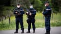 Des gendarmes engagés dans l'opération de recherche du double meurtrier des Cévennes, le 13 mai 2021 à Saumane