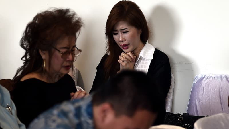 Des proches des passagers portés disparus attendent de leurs nouvelles à l’aéroport de Juanda, en Indonésie.