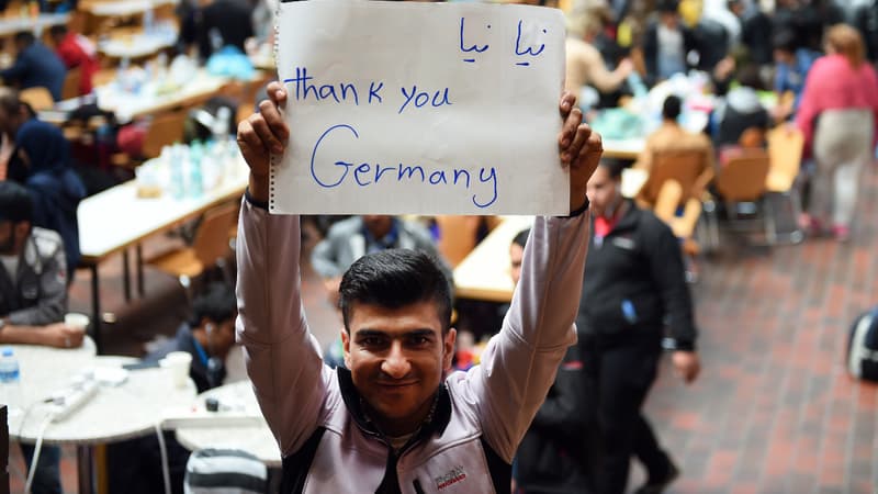 Un migrant remercie l'Allemagne à son arrivée à Dortmund, le 6 septembre 2015 