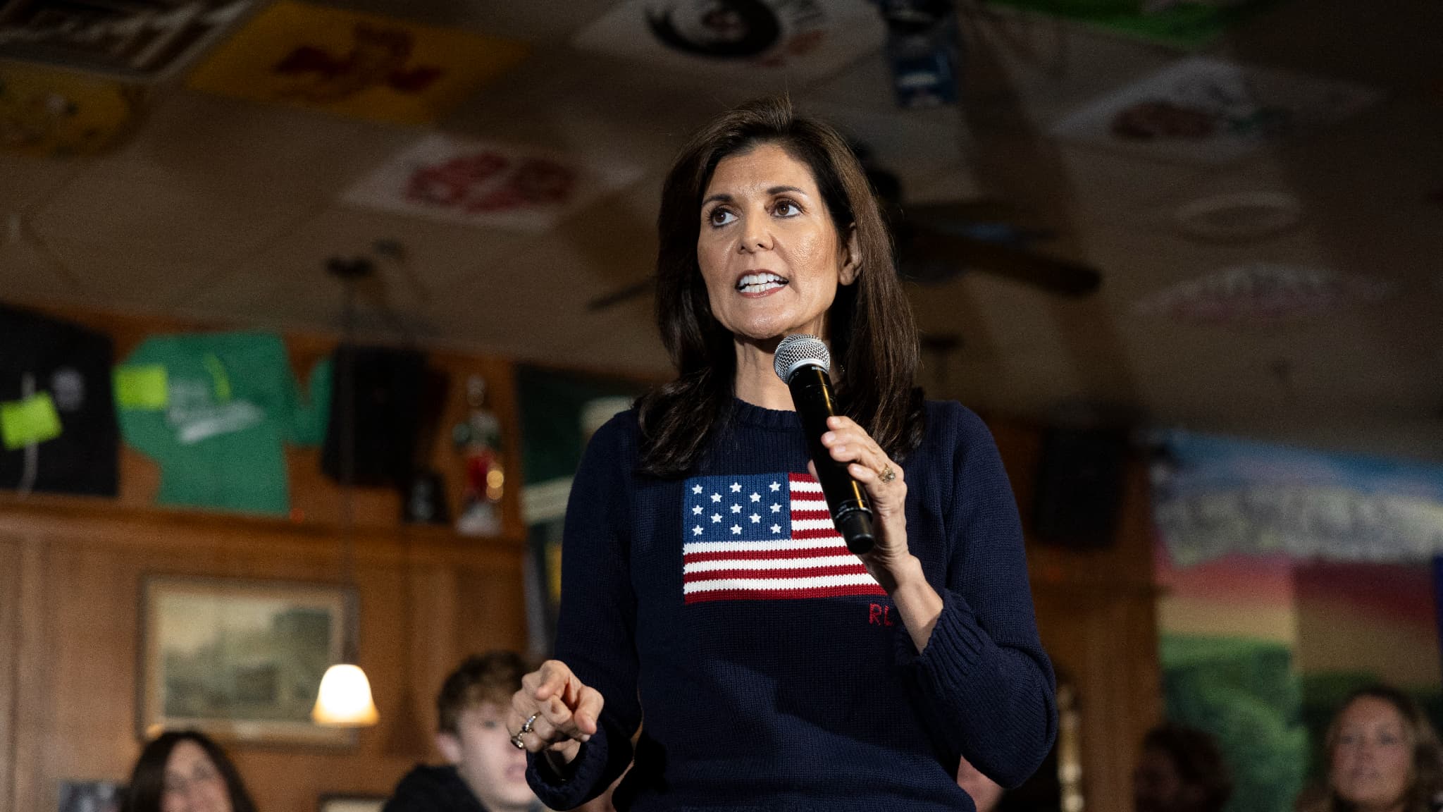 Nikki Haley, ancienne ambassadrice des États-Unis aux Nations unies et candidate républicaine à l'élection présidentielle de 2024, s'exprime lors d'une étape de sa campagne au Mickey's Irish Pub à Waukee, dans l'Iowa, le 9 janvier 2024.