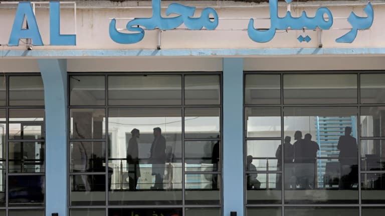 Des passagers à l'intérieur de l'aéroport de Kaboul, le 12 septembre 2021 en Afghanistan