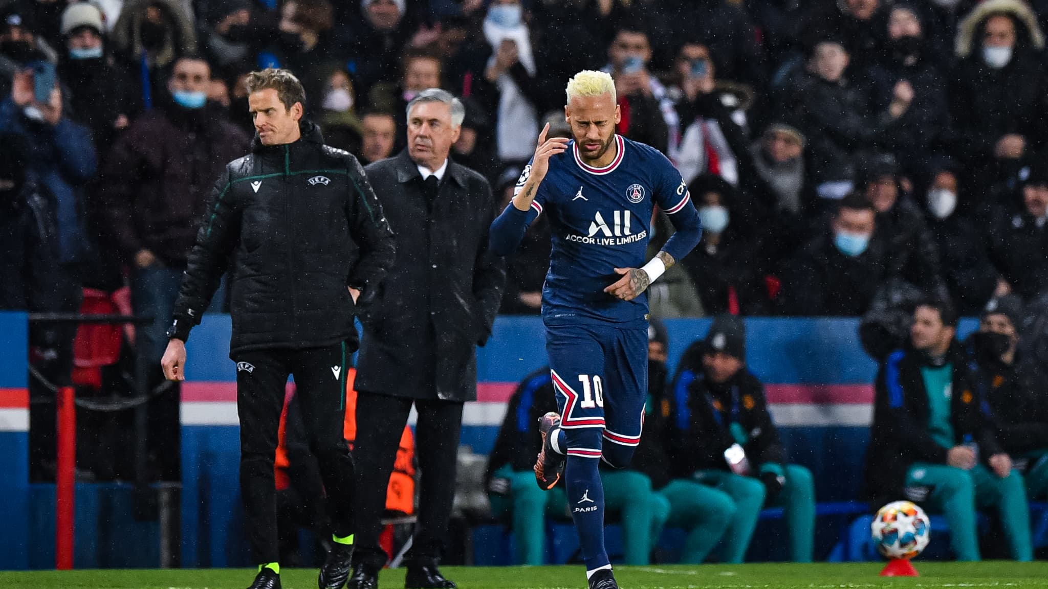 Neymar entre sur la pelouse lors de PSG-Real en Ligue des champions, le 15 février 2022 Neymar entre sur la pelouse lors de PSG-Real en Ligue des champions, le 15 février 2022