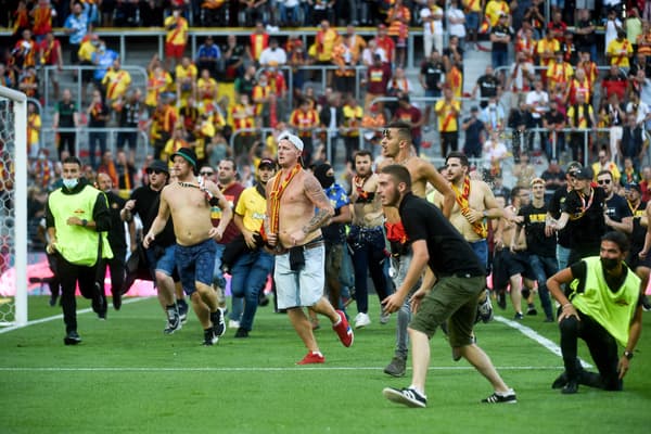Les supporters lensois sur la pelouse lors du derby face à Lille