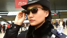 La police ferroviaire de la ville de Zhengzhou a doté ses agents de lunettes connectées reliées à une base de données de suspects que portent les agents sur eux.