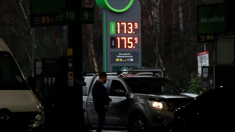 Londres enquête sur le marché des carburants, dont les prix flambent