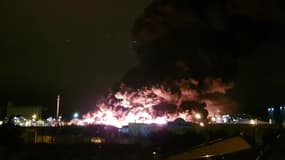 Les flammes ravagent l'usine Lubrizol de Rouen, site classé Seveso - Témoins BFMTV