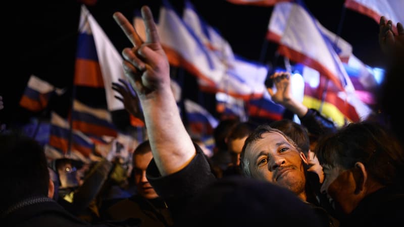 Un homme sur la place Lenine de Simferopol, le 16 mars 2014.