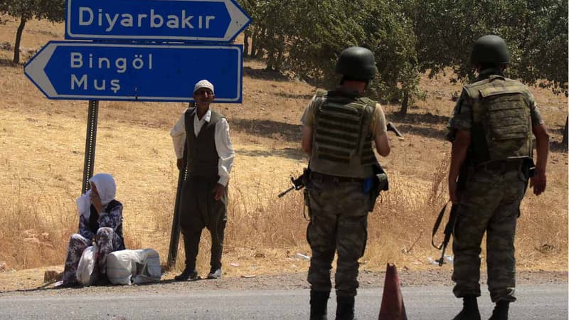 Des soldats en patrouille près de Dyarbakir