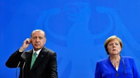 C'est Angela Merkel qui a annoncé le futur sommet lors d'une conférence de presse commune avec Recep Tayyip Erdogan.