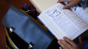 Une personne lit un dictionnaire sur l'île d'Arz, le 2 septembre 2019 (photo d'illustration)