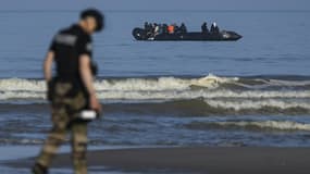 Un gendarme sur la plage d'Equihen (Pas-de-Calais), devant une embarcation transportant des migrants, le 30 juin 2025