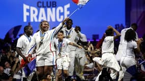 L'équipe de France de judo célèbre sa son titre olympique avec des milliers de supporters au Club France, lors des JO de Paris, le 3 août 2024