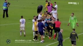 Échauffourées et pluie de cartons après AEK Athènes-Vidi 