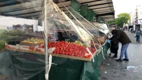 Au marché de Belleville, les vendeurs ont couvert leurs étals