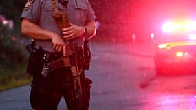 Un policier équipé d'un fusil à Kennett Square en Pennsylvanie, le 9 septembre 2023.