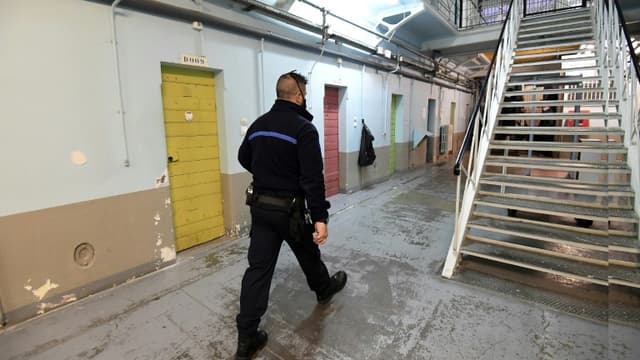 Un gardien dans un couloir de la prison de Mulhouse, le 22 octobre 2021