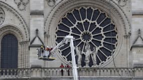 Les pompiers près de la rosace de la cathédrale Notre-Dame de Paris, ce mardi 16 avril 2019.
