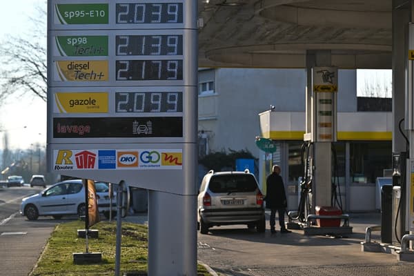 Un homme en train de mettre de l'essence dans son véhicule le 8 mars 2022. Un homme en train de mettre de l'essence dans son véhicule le 8 mars 2022.