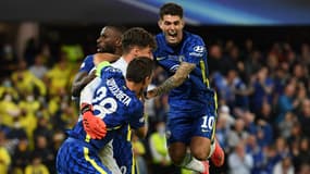 Kepa Arrizabalaga célébré par ses coéquipiers de Chelsea, à Belfast le 12 août 2021