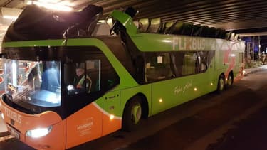 Le car a laissé son toit à l'entrée du tunnel