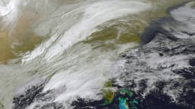 La ville de New York et les États-Unis se préparaient le 13 mars 2017 à affronter la plus grosse tempête de neige de la saison, comme le montrent ces images satellite de la NASA/NOOA