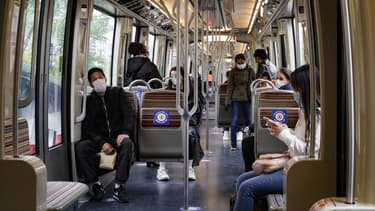 Des Franciliens masqués dans le métro à Paris en mai 2020.