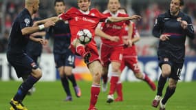 Thomas Müller (au centre) face à Cris (à gauche) et Anthony Réveillère lors du match aller de la demi-finale de Ligue des champions entre Lyon et le Bayern Munich en 2010