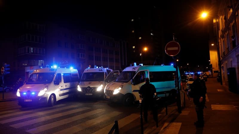 Des camions des forces de l'ordre aux abords de la place de Clichy, mardi soir