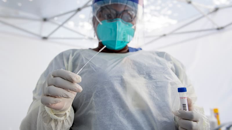 Un soignant effectuant un test pour le coronavirus à Los Angeles (Etats-Unis), le 24 juillet 2020 (PHOTO D'ILLUSTRATION).