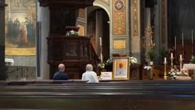 Des photos du pape ont été installées dans les églises de Rome depuis sa mort lundi.