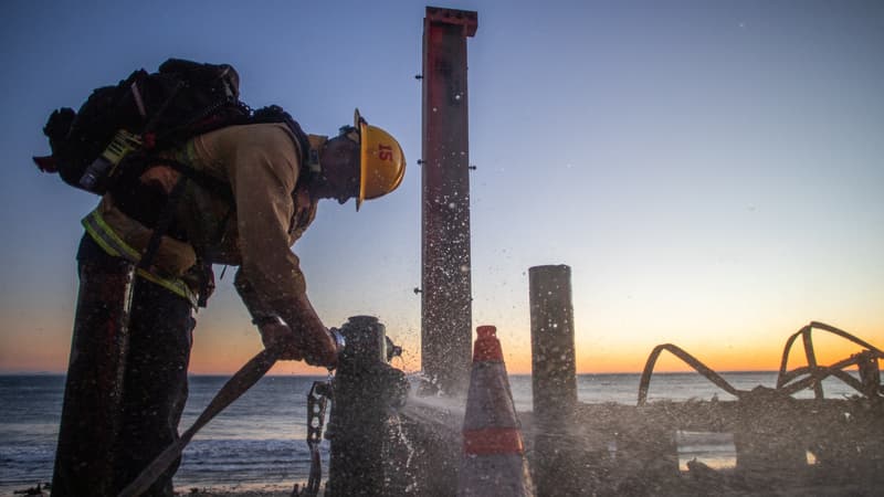 Vents de Santa Ana, manque d'eau... Pourquoi les pompiers ont tant de mal à lutter contre les incendies à Los Angeles