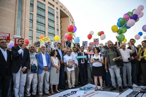 Des journalistes de Cumhuriyet et des sympathisants manifestent devant le tribunal d'Istanbul, le 24 juillet 2017 Des journalistes de Cumhuriyet et des sympathisants manifestent devant le tribunal d'Istanbul, le 24 juillet 2017