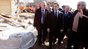 Le 16 mars, Nicolas Sarkozy constate les dégâts de la tempête Xynthia à Charron, en compagnie du maire, Jean-François Faget