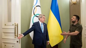 Le président ukrainien Volodimir Zelensky et le président du CIO Thomas Bach lors d'une rencontre à Kyiv, le 3 juillet 2022