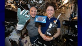 Luca Parmitano et Christina Koch avec le premier cookie cuit dans l'espace et du lait, à bord de la Station spatiale internationale.