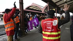 Des cheminots en grève votent pour la poursuite du mouvement contre la réforme des retraites, le 8 mars 2023, à Strasbourg