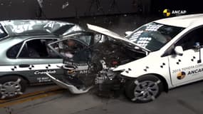 Le choc est beaucoup moins bien encaissé par la Corolla de 1998 à gauche que celle de 2015