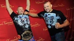 Premier combattant de l'UFC à recevoir cet honneur, Chuck Liddell pose avec sa statue de cire du musée Madame Tussauds de Las Vegas en juillet 2010